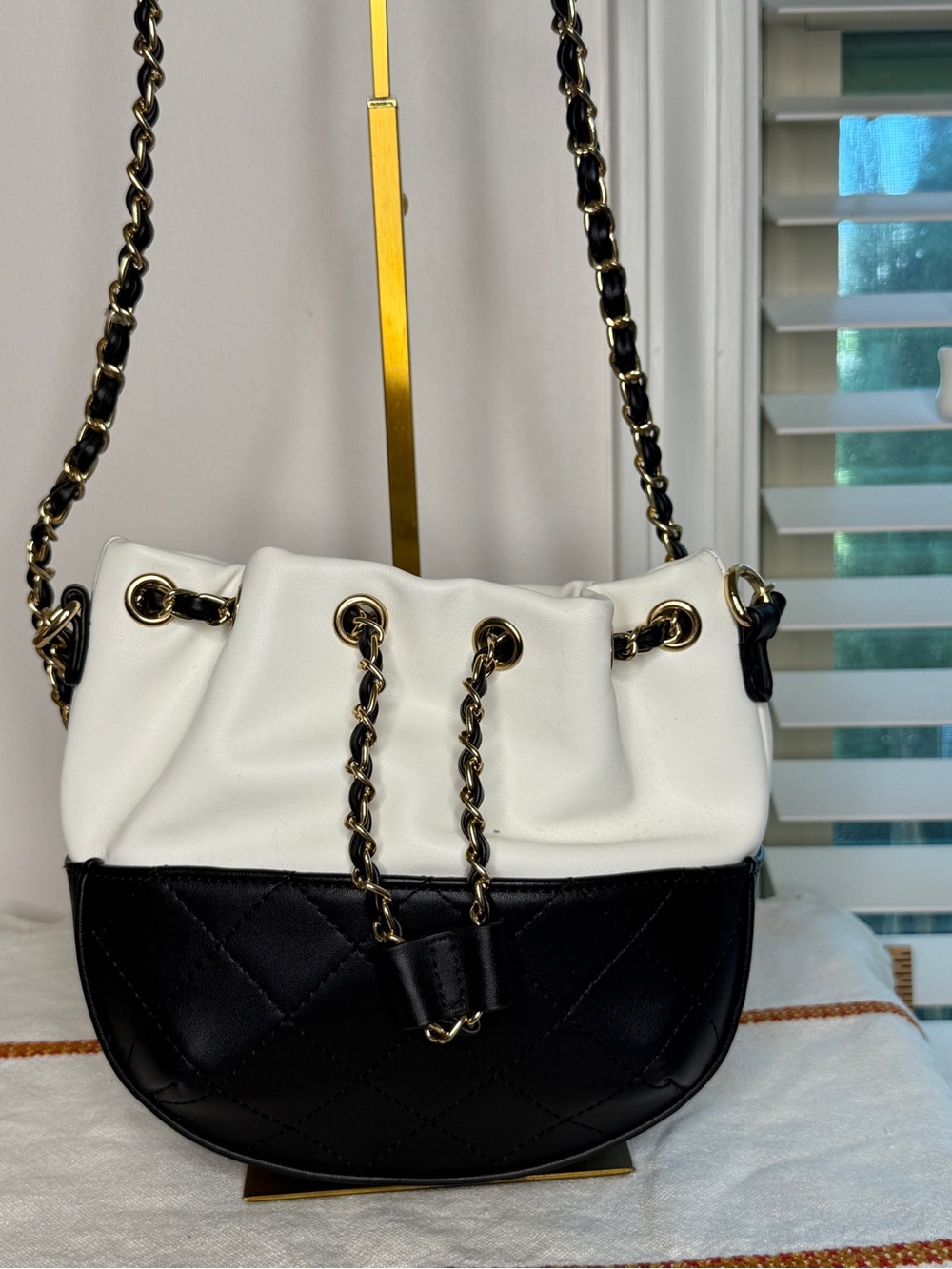 Women’s Black & White Chain-Accent Shoulder Bag